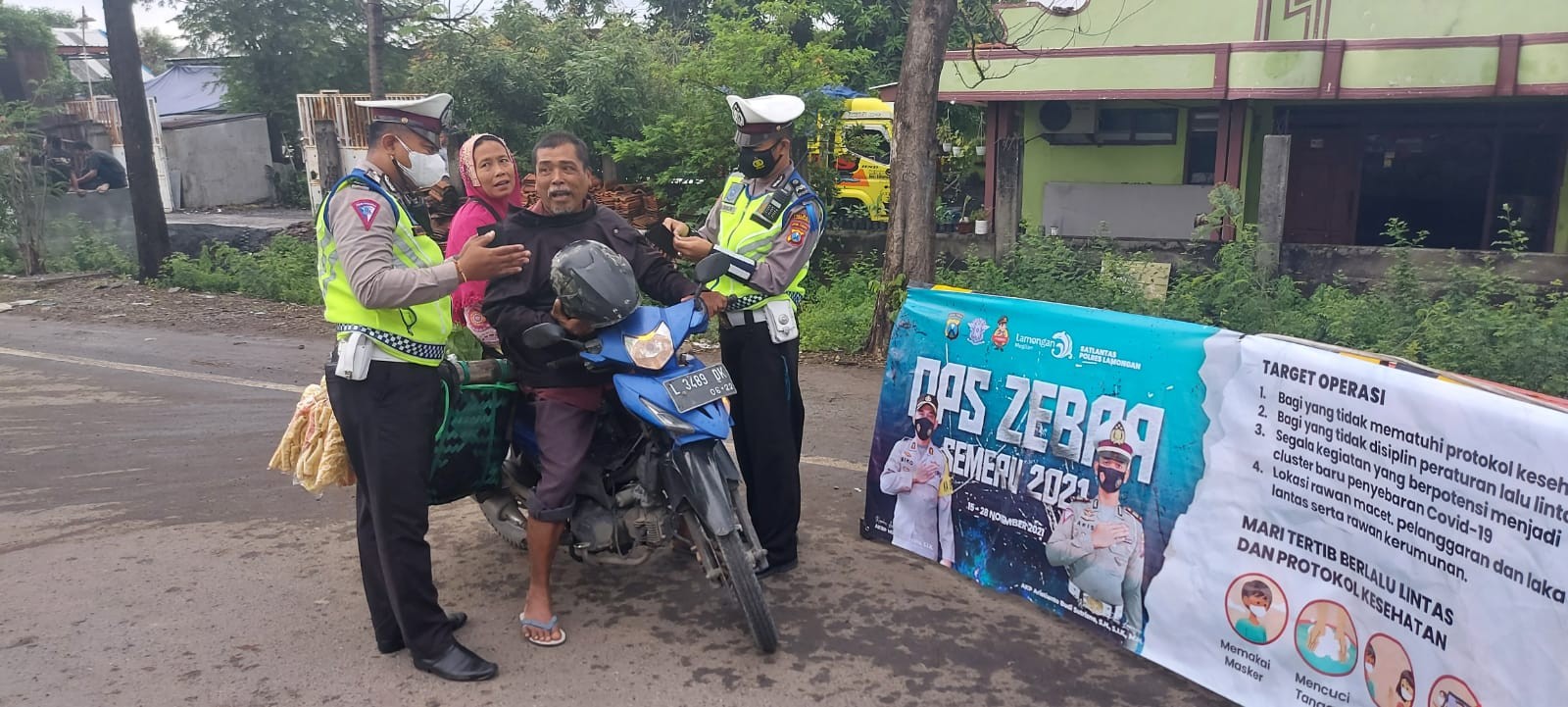 Ops Zebra Semeru 2021, Unit Gakkum Lantas Lamongan Berikan Masker  Kepada Pengendara