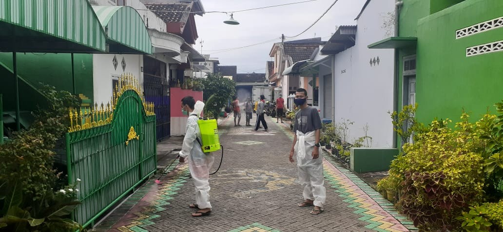 Bhabinkamtibmas Polsek Kedungwaru Bersama Masyarakat Desa Bangoan Kompak Semprotkan Cairan Desinfekt