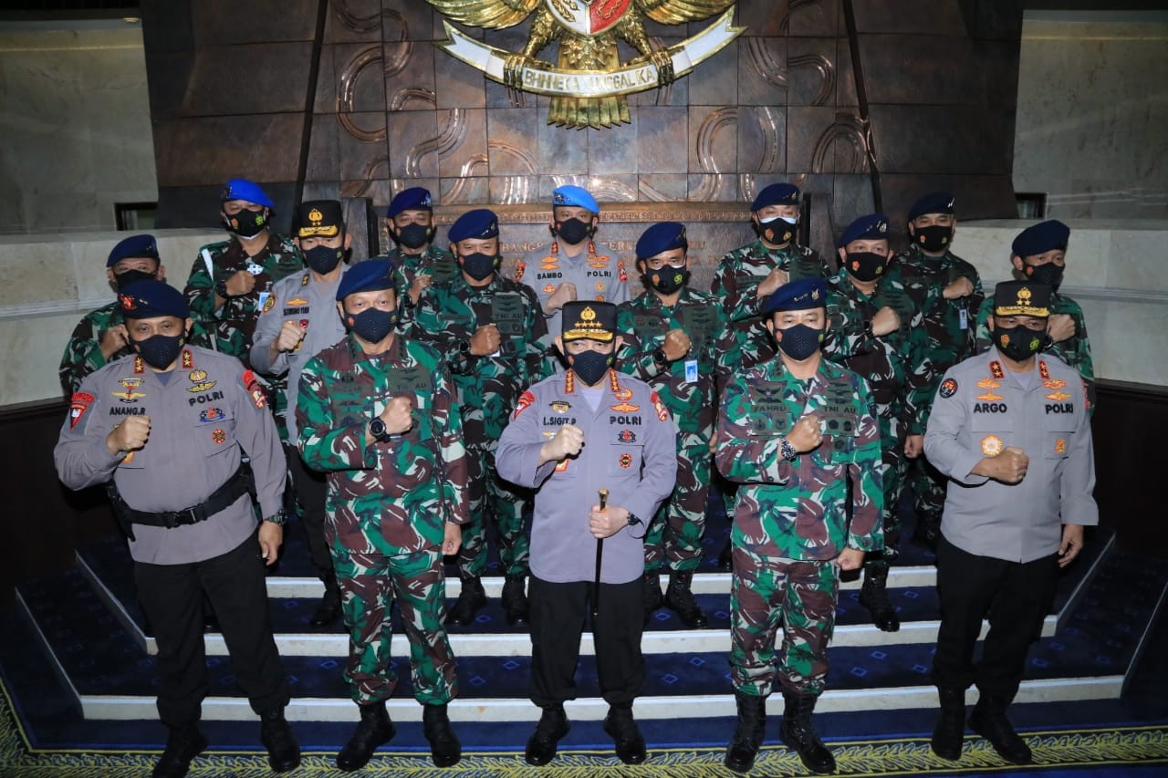 Kunjungi KSAU, Kapolri Harap Sinergitas Dari Atas Hingga Bawah Tegakan Displin Prokes Masyarakat 