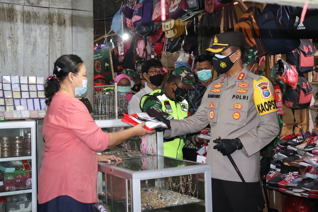 Sisir Stasiun dan Pasar, Kapolres Tulungagung Bersama Forkopimda Bagikan Masker dan Paket Sembako
