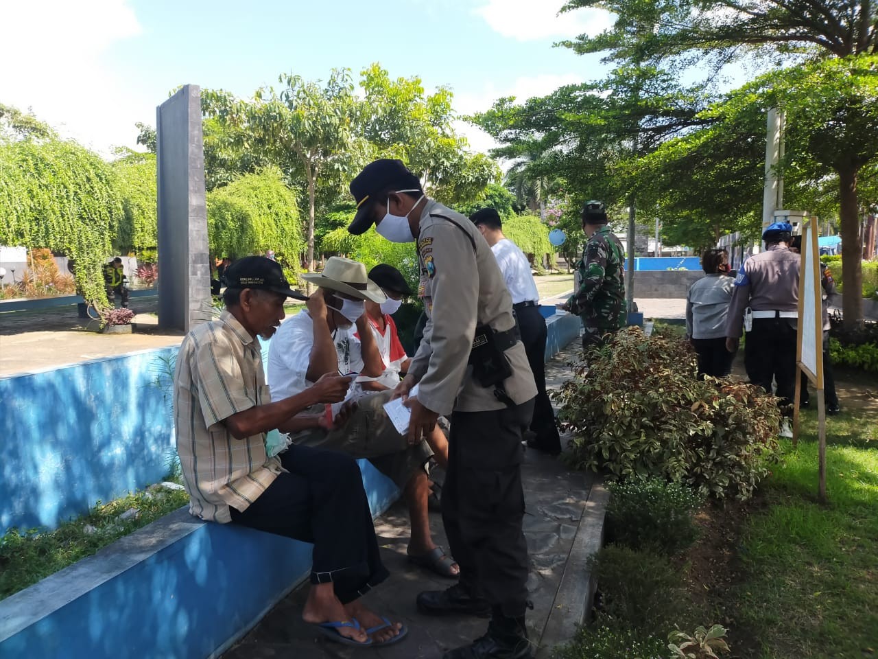 Pendisiplinan Protokol Kesehatan Oleh Forkopimcam Kauman Dengan Bagi Masker