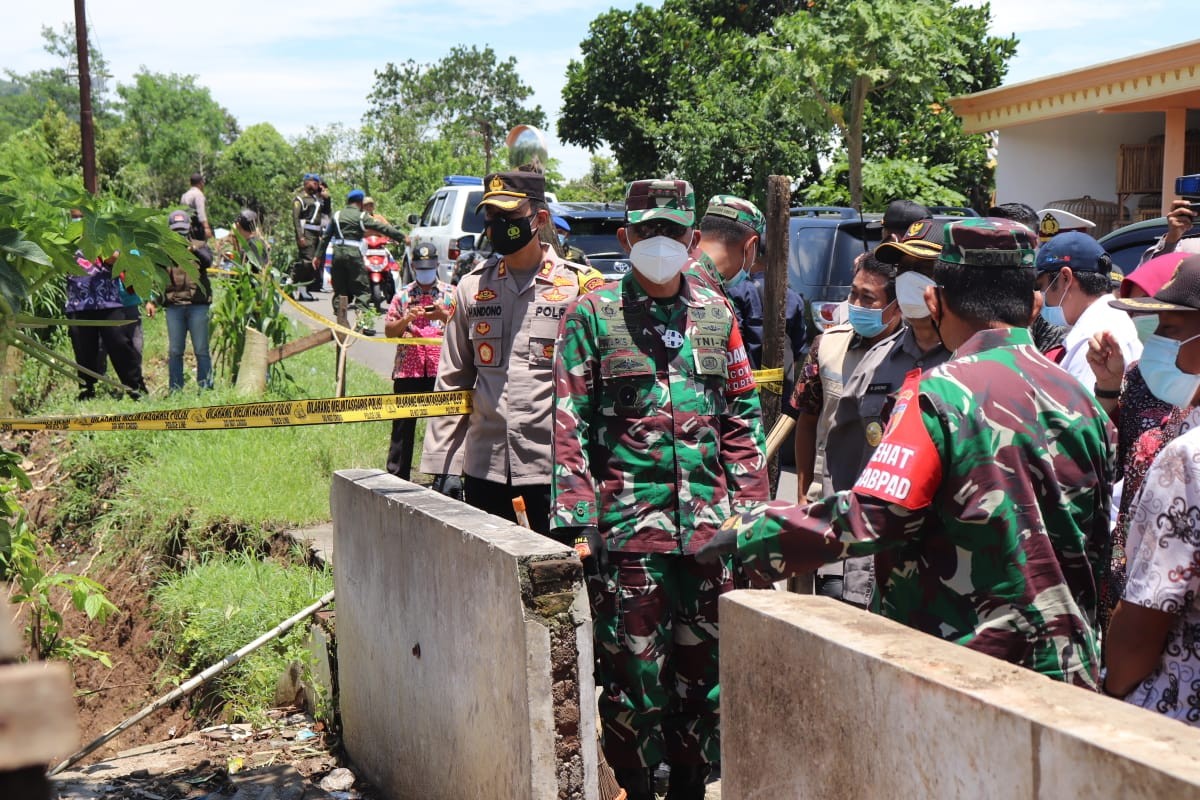 Irdam V Brawijaya Didampingi Forkopimda Tulungagung Kunjungi Lokasi Banjir dan Fasilitas Umum