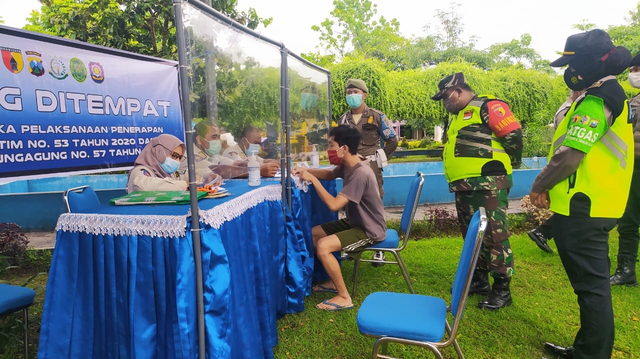 Ops Yustisi di Taman Ketandan Tulungagung     Jaring 12 Pelanggar Prokes Covid 19