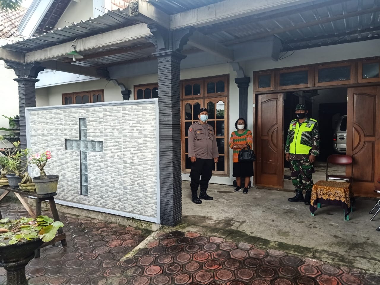 Personel TNI-Polri amankan ibadah Kebaktian Paskah di Gereja Pantekosta Isa Al Masih  Desa Moyoketen