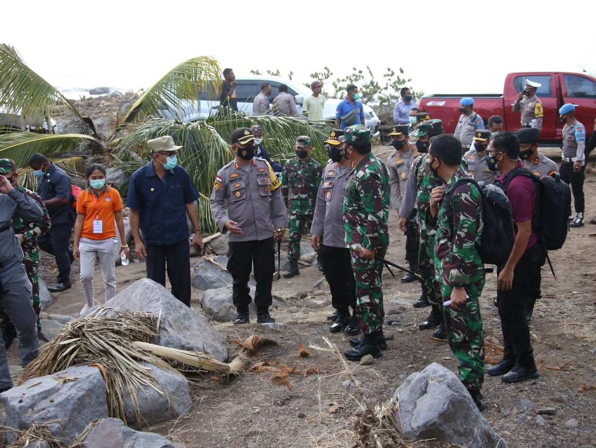 Tinjau NTT,  Panglima TNI Bersama Kapolri Fokuskan Evakuasi Korban dan Kirim Bantuan 