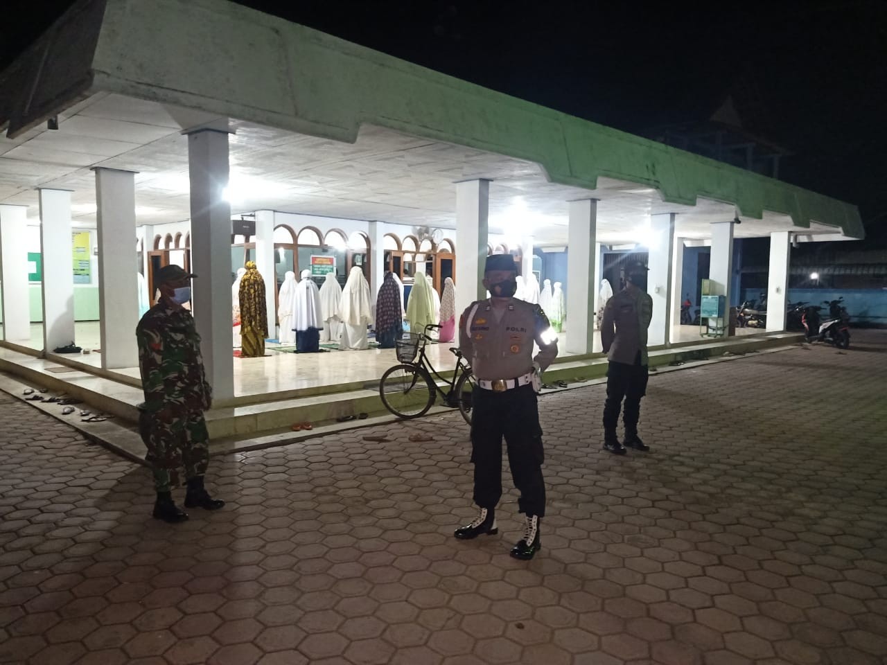 Polsek Besuki Bersama TNI Lakukan Pengamanan Sholat Tarawih 