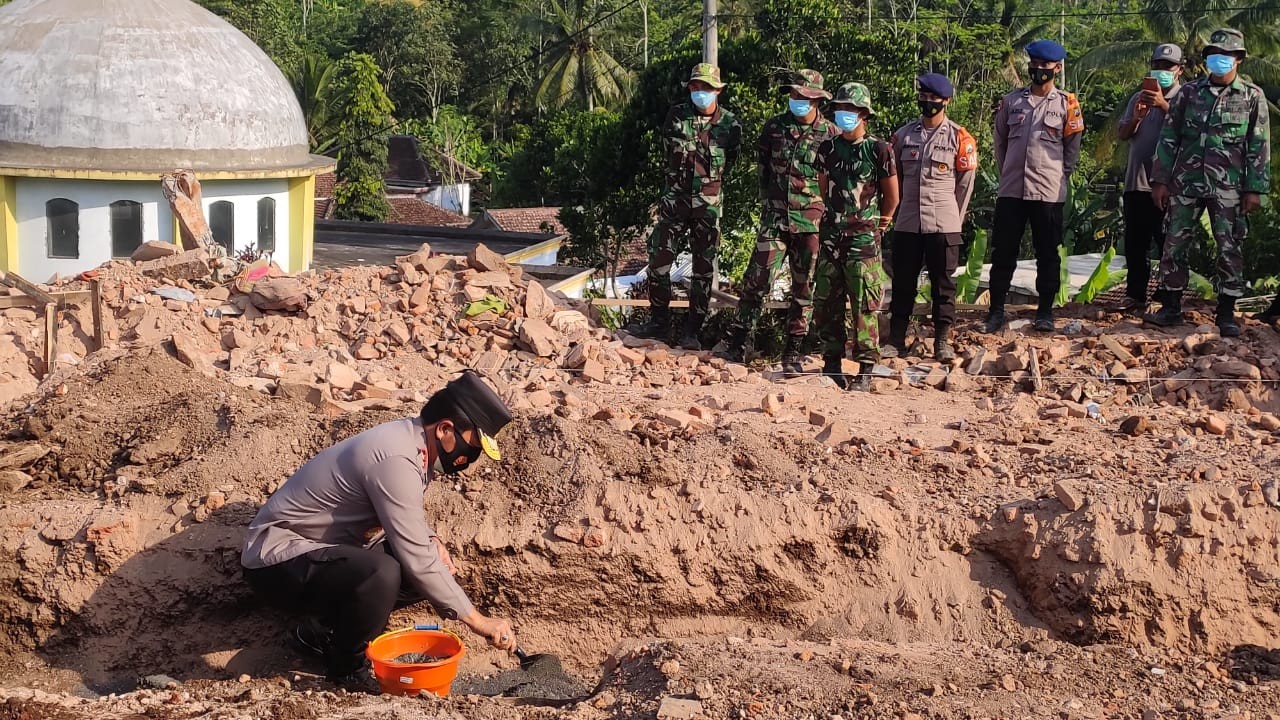 Forkopimda Jatim Berikan Bansos Bagi Korban Bencana Alam dan Menyiapkan Rumah Sederhana
