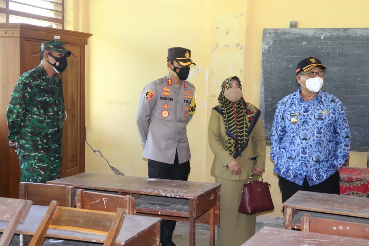 Kapolres Tulungagung Dampingi Bupati Tinjau Bangunan Pendidikan Dampak Gempa Bumi