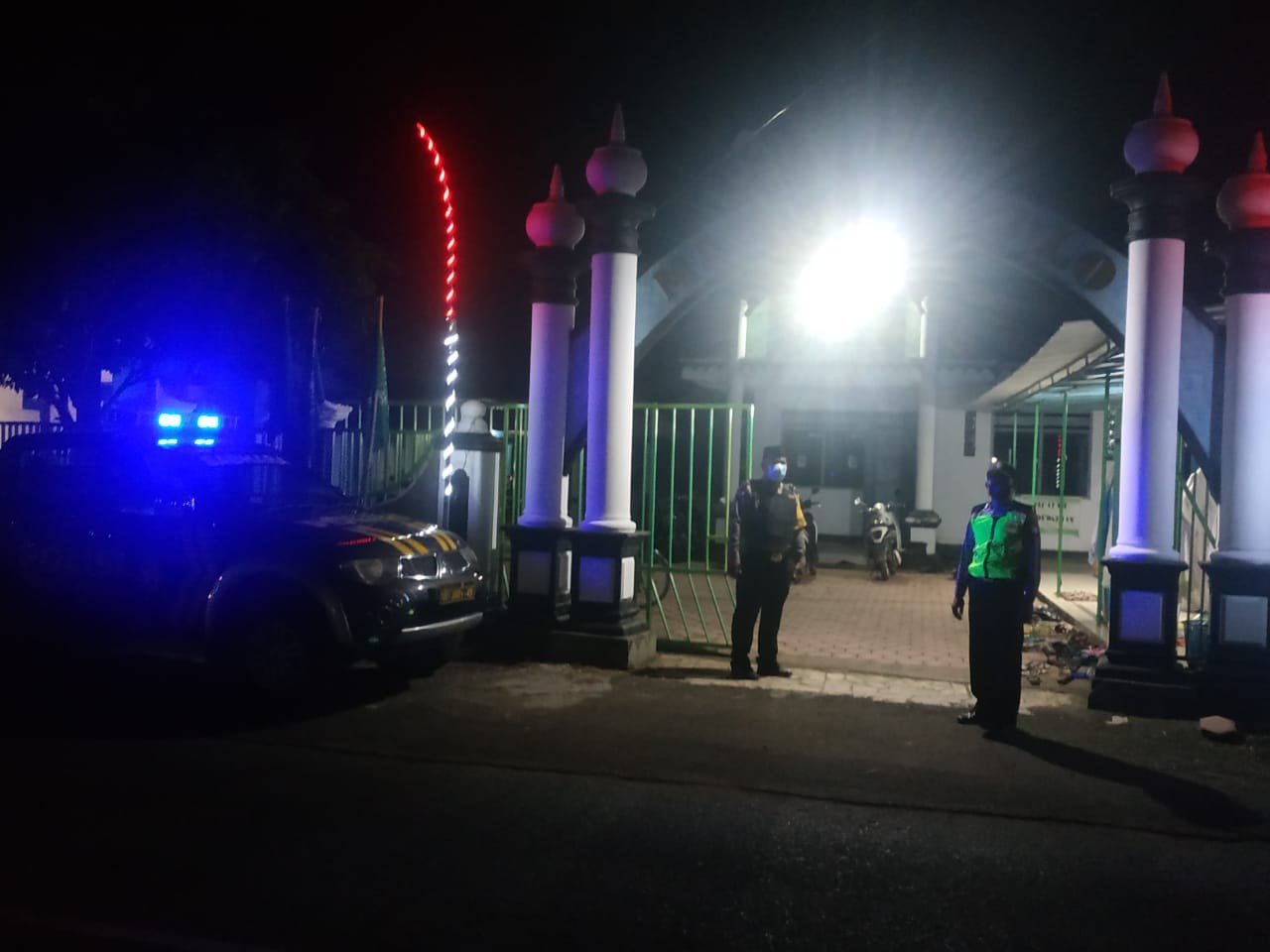Polsek Besuki Lakukan Pengamanan Sholat Tarawih 