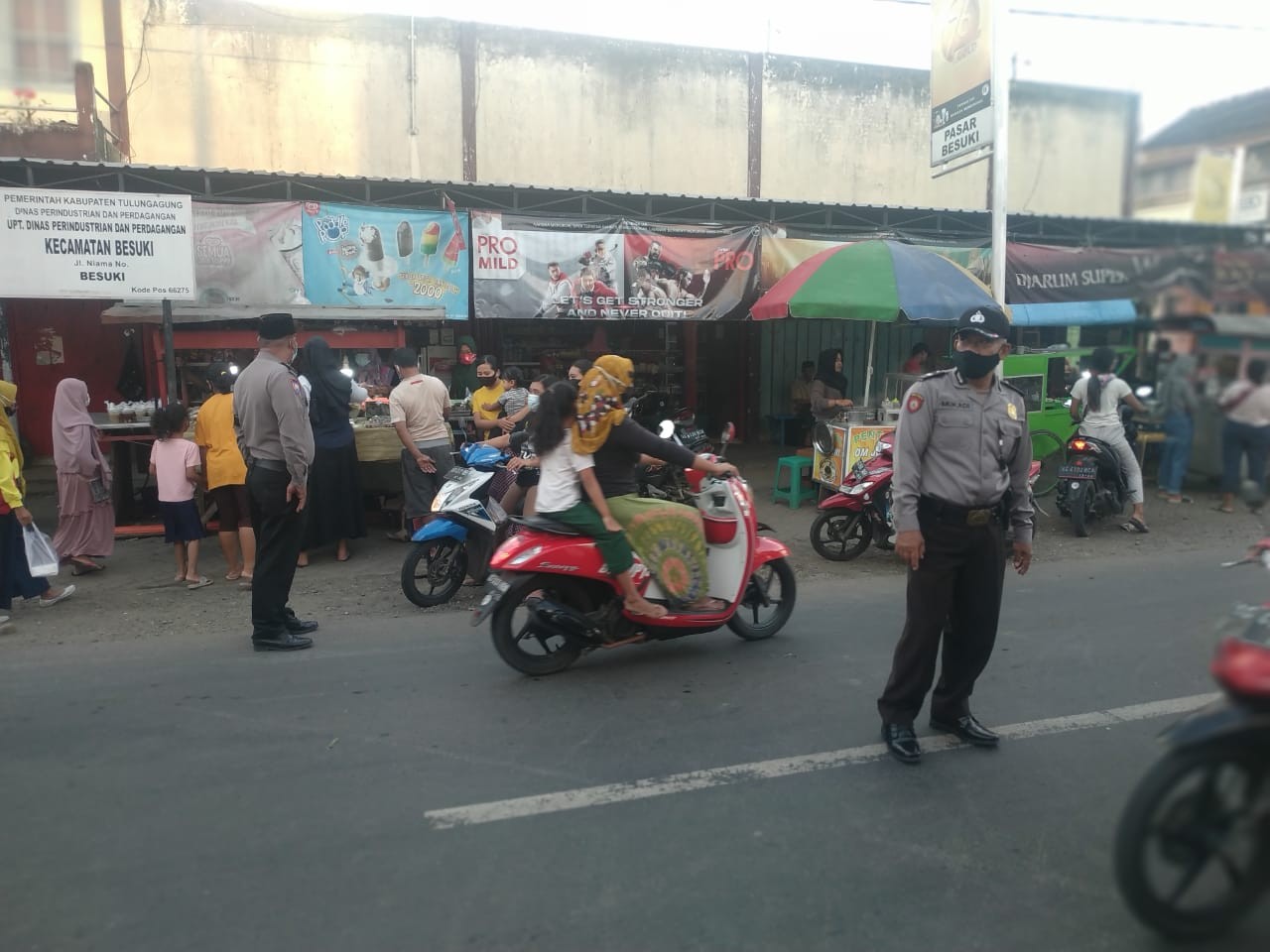 Polsek Besuki Pengamanan di Pasar Besuki
