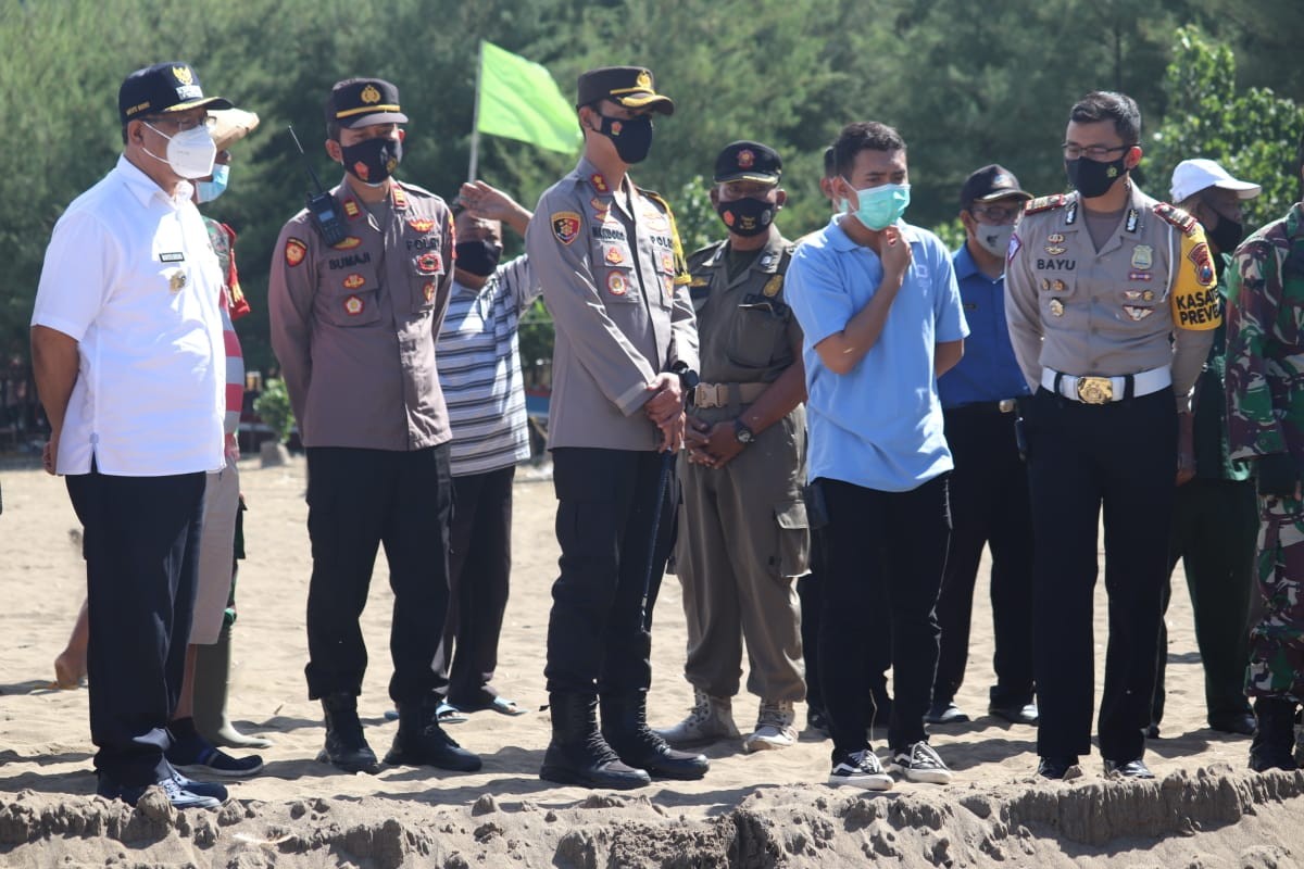 Kapolres Tulungagung Bersama Forkopimda Menyaksikan Proses Penguburan Hiu Terdampar