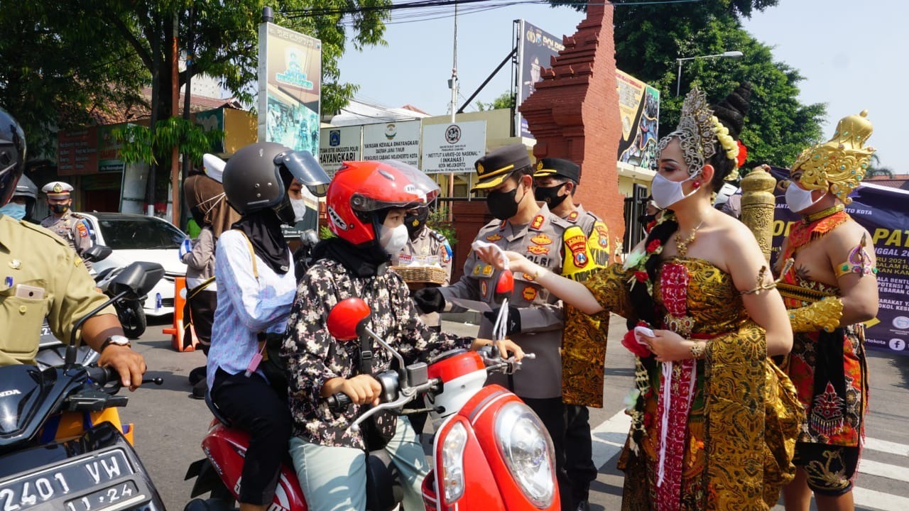 Libatkan Sosok Gajah Mada dan Tribuana Tunggadewi, Polresta Mojokerto Sosialisasikan Prokes