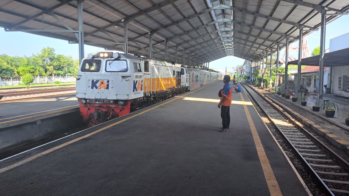 Imbas Tabrakan Hebat KA Jarak Jauh vs KRL di Bekasi, 3 Kereta dari Surabaya Dibatalkan!