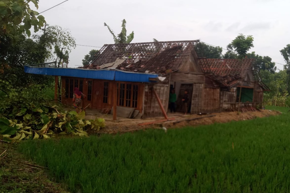 Angin Puting Beliung Rusak 17 Rumah Warga di Bojonegoro