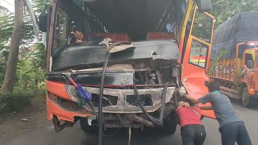 Bus Rajawali Indah Tabrak Dump Truk di Bojonegoro, Kernet Terluka