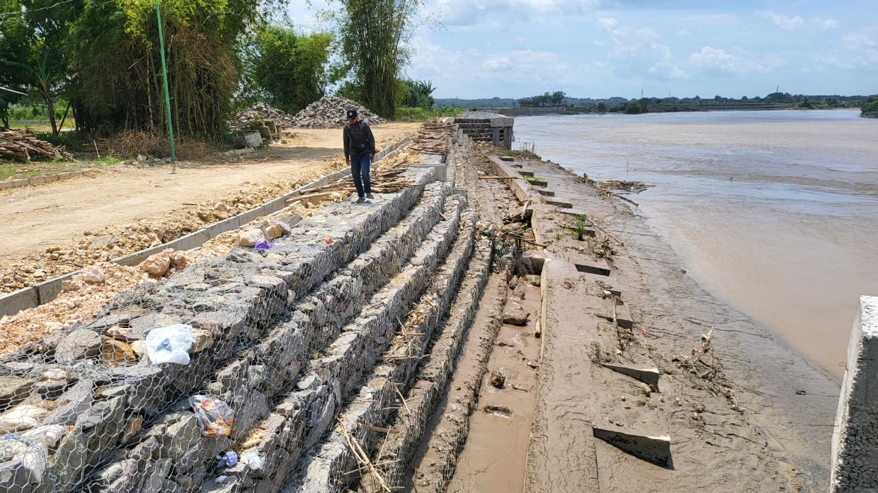 Pemkab Bojonegoro Pastikan Kontraktor Perbaiki Tebing Pelindung Sungai Yang Rusak