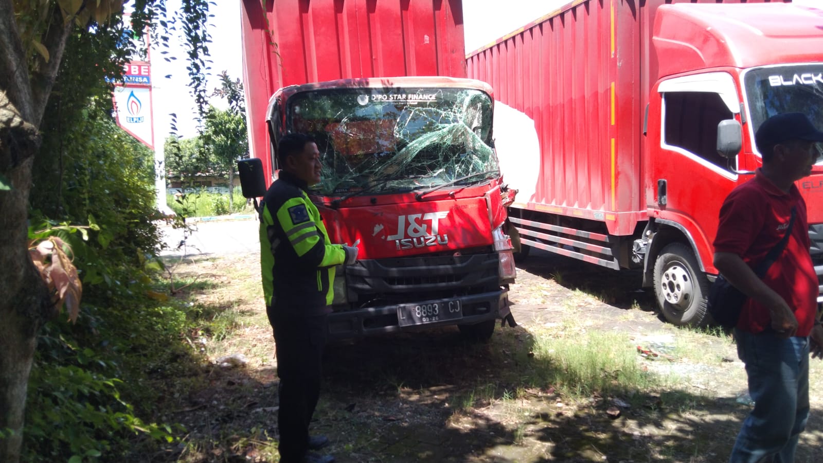 Truk Ekpedisi Adu Banteng Dump Truk di Jalur Bojonegoro-Babat