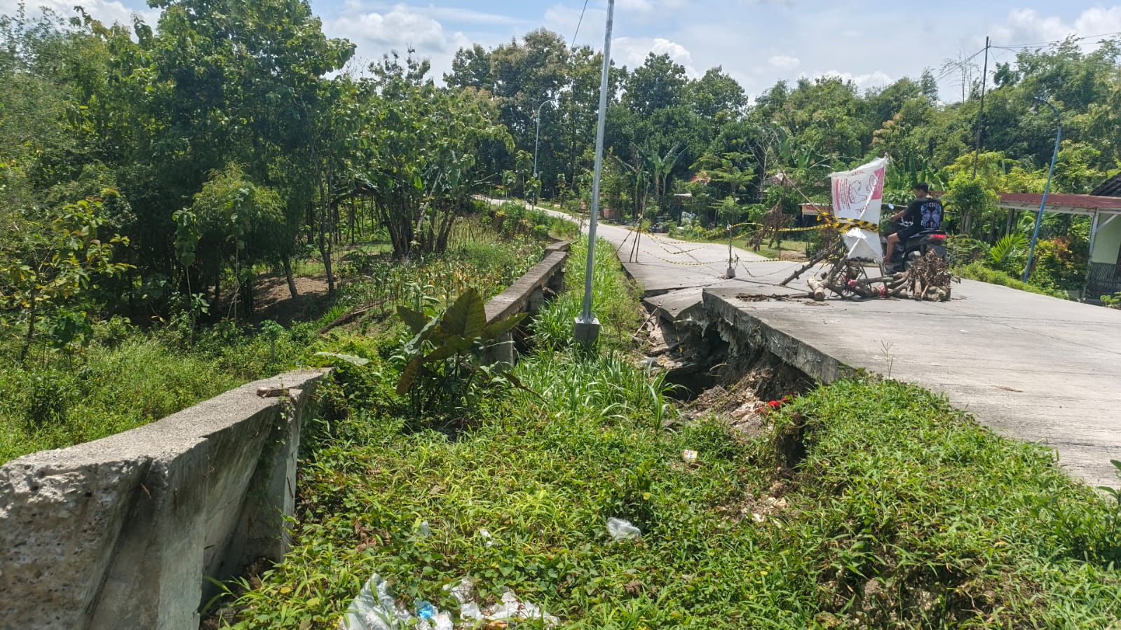 Tergerus Sungai dan Longsor, Jalan Rigid Beton Ngasem Terancam Putus
