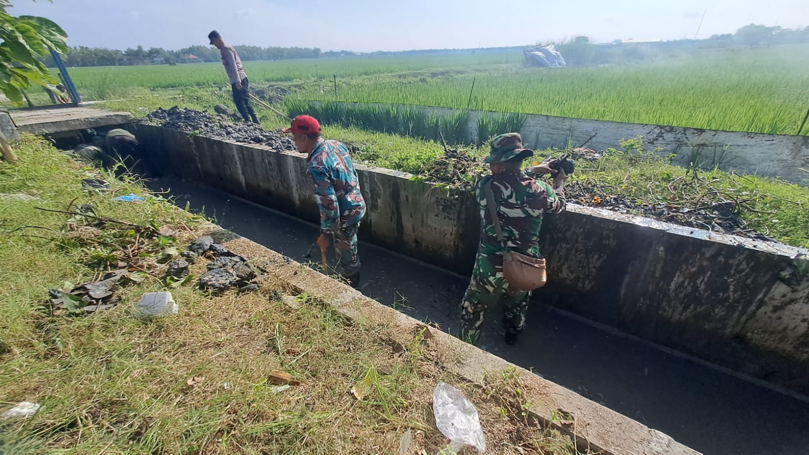 Antisipasi Banjir, Tiga Pilar Kalitidu Gelar Kerja Bakti Bersihkan Gorong-gorong