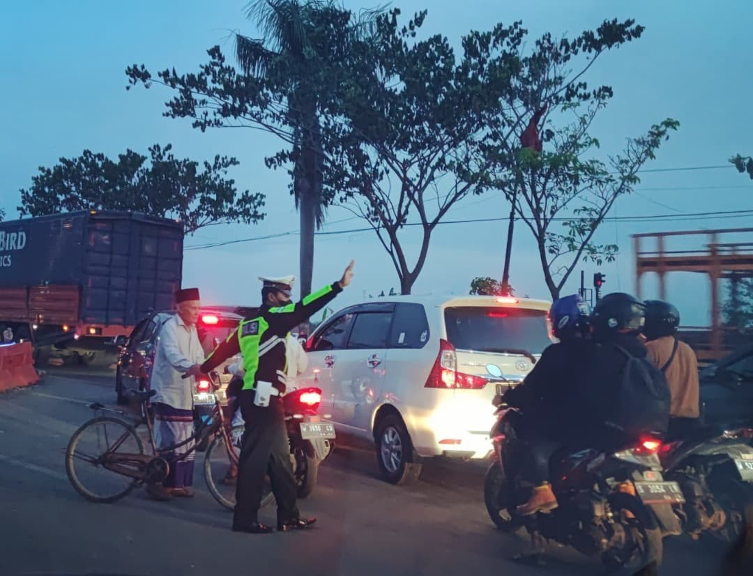 TAK PEDULI HUJAN UNIT TURJAWALI MASIH SETIA DI TENGAH KEMACETAN