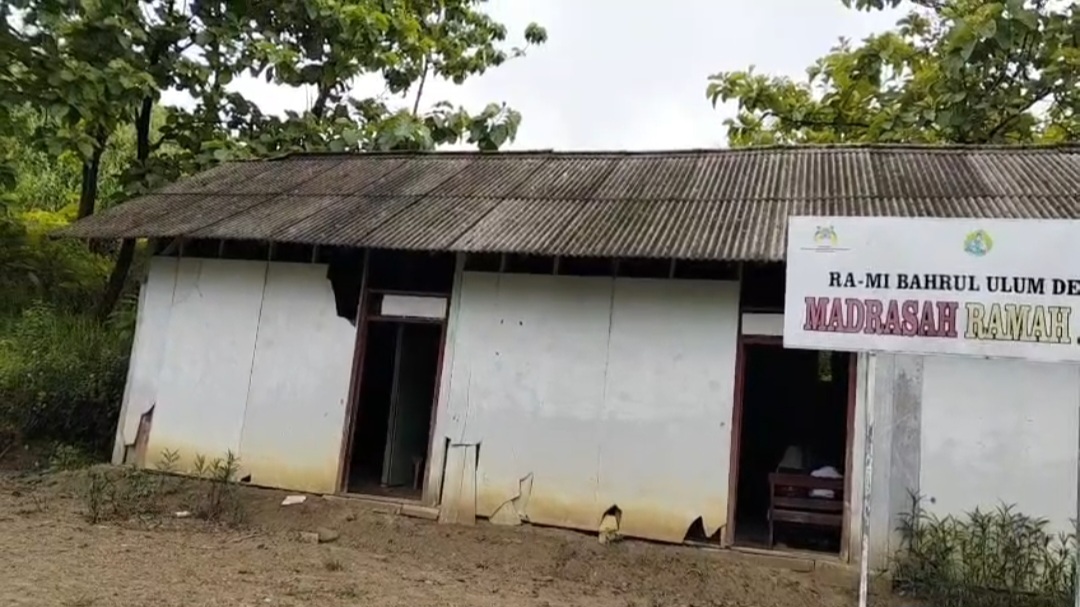 Ironis, Gedung Sekolah di Bojonegoro Berlantai Tanah dan Dinding Jebol