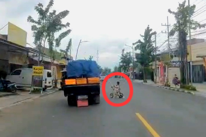 Anak Main Sepeda di Jalan Ramai Bojonegoro Nyaris Terserempet Pikap