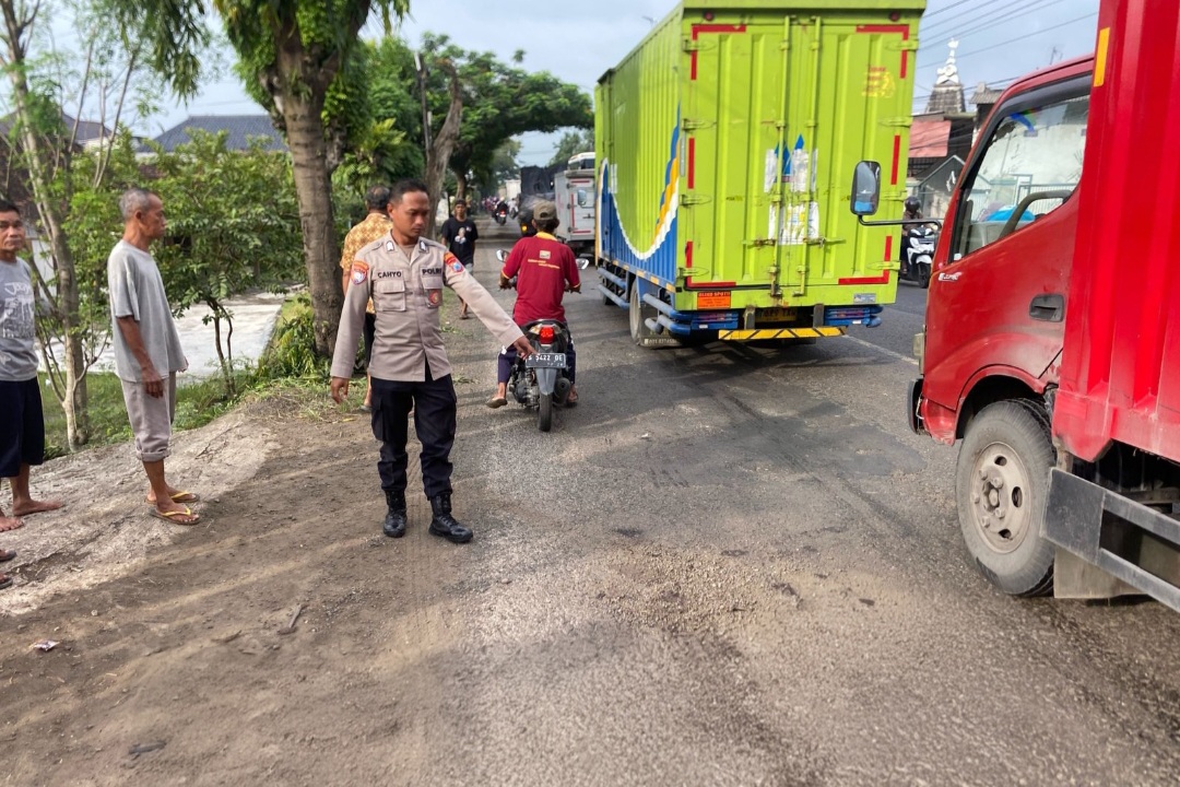 Pemotor Ditabrak Truk Gegara Terjatuh Hindari Lubang di Jalan Bojonegoro