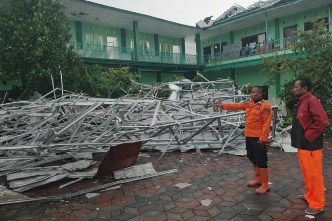 Diterjang Angin Kencang, Atap Ponpes Al Mubarrok Bojonegoro Porak-Poranda