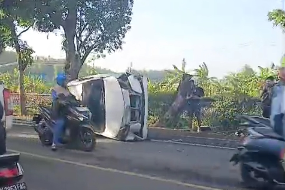 Diduga Mengantuk, Avanza Oleng dan Tabrak Motor di Kapas Bojonegoro