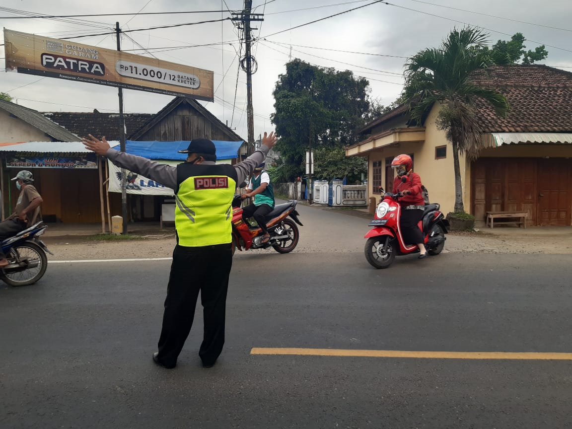 Anggota Polsek Gondang Pos Pagi Untuk Memberikan Pelayanan Kepada Masyarakat 