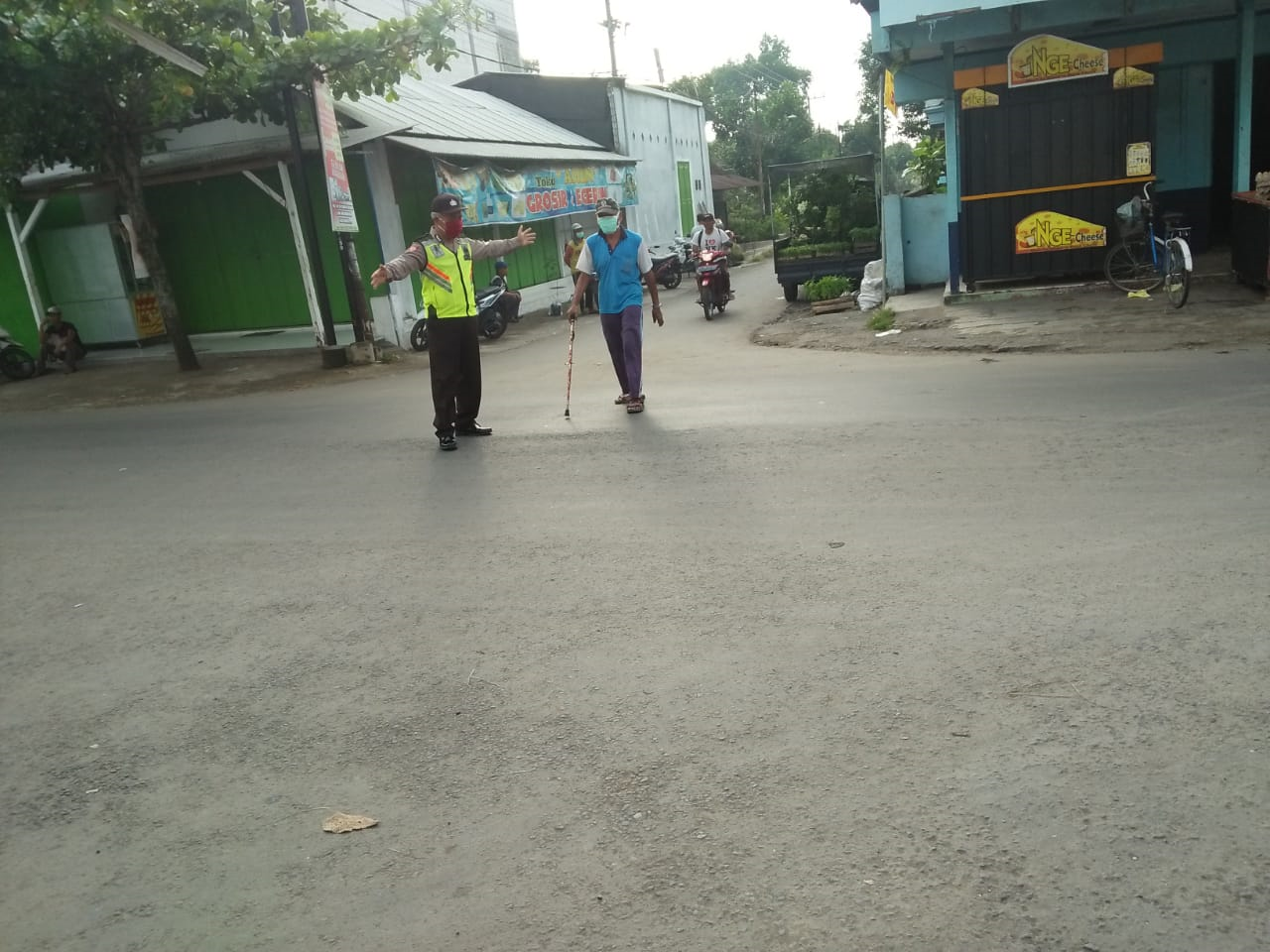Aiptu Nurmuhaimin Personil Polsek Besuki Beri Pelayanan Kepada Masyarakat Pagi Hari