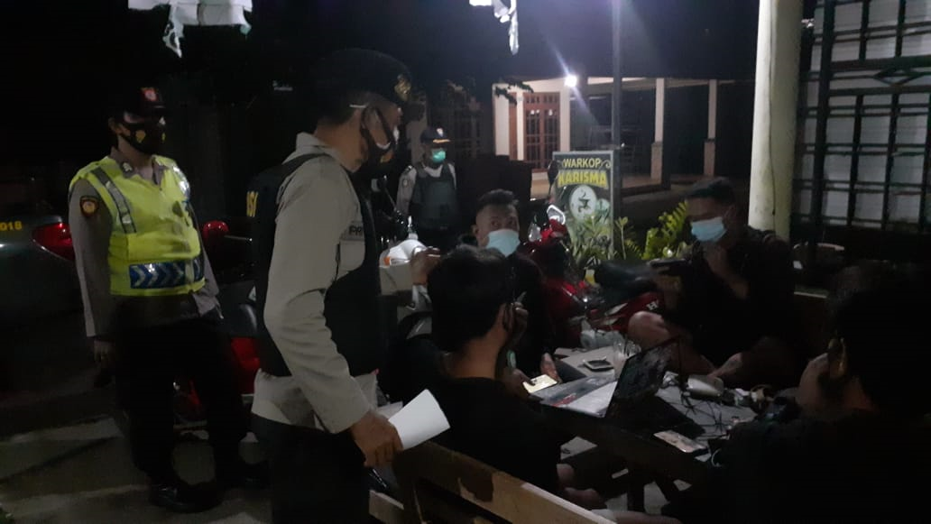 Polsek Kalidawir Gencar Operasi Yustisi Prokes Covid-19 Di Warkop