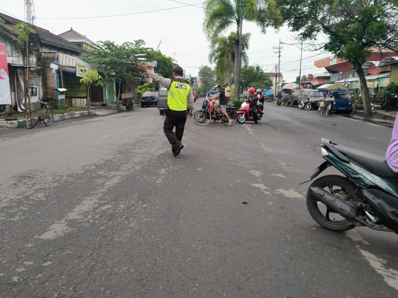 Aipda Nanang Pos Pagi Untuk Memberikan Pelayanan Kepada Masyarakat 