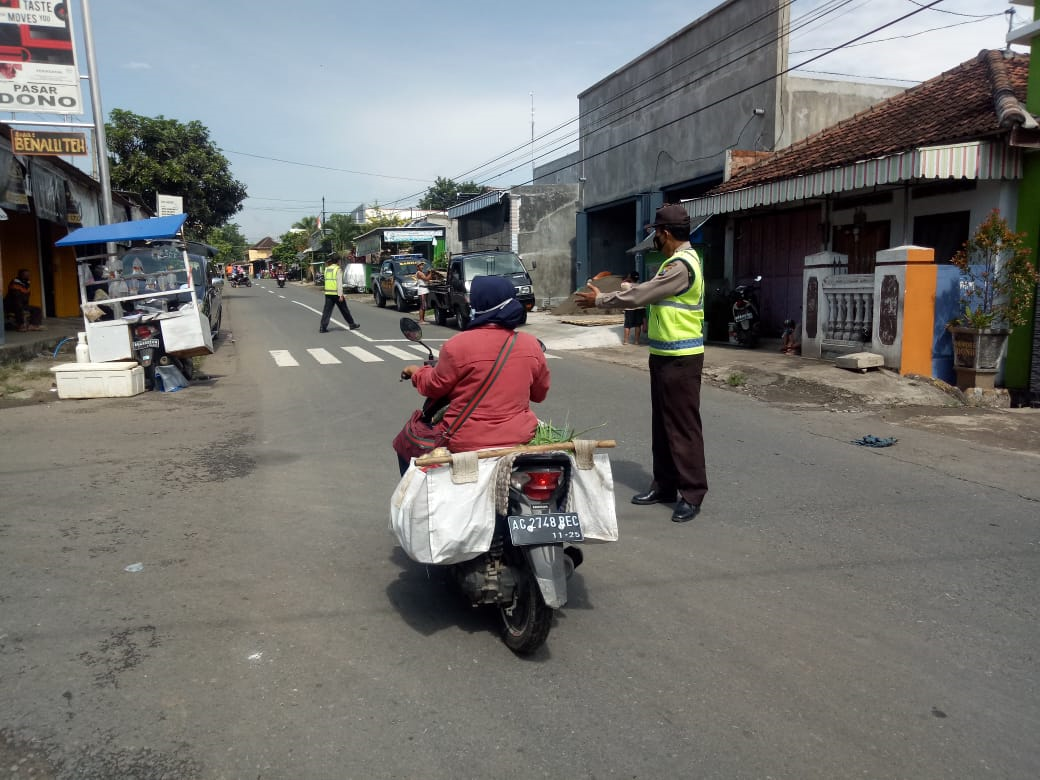 Personil Polsek Sendang Pengaturan Lalin Pagi Sepanjang Jalur Protokol Sendang