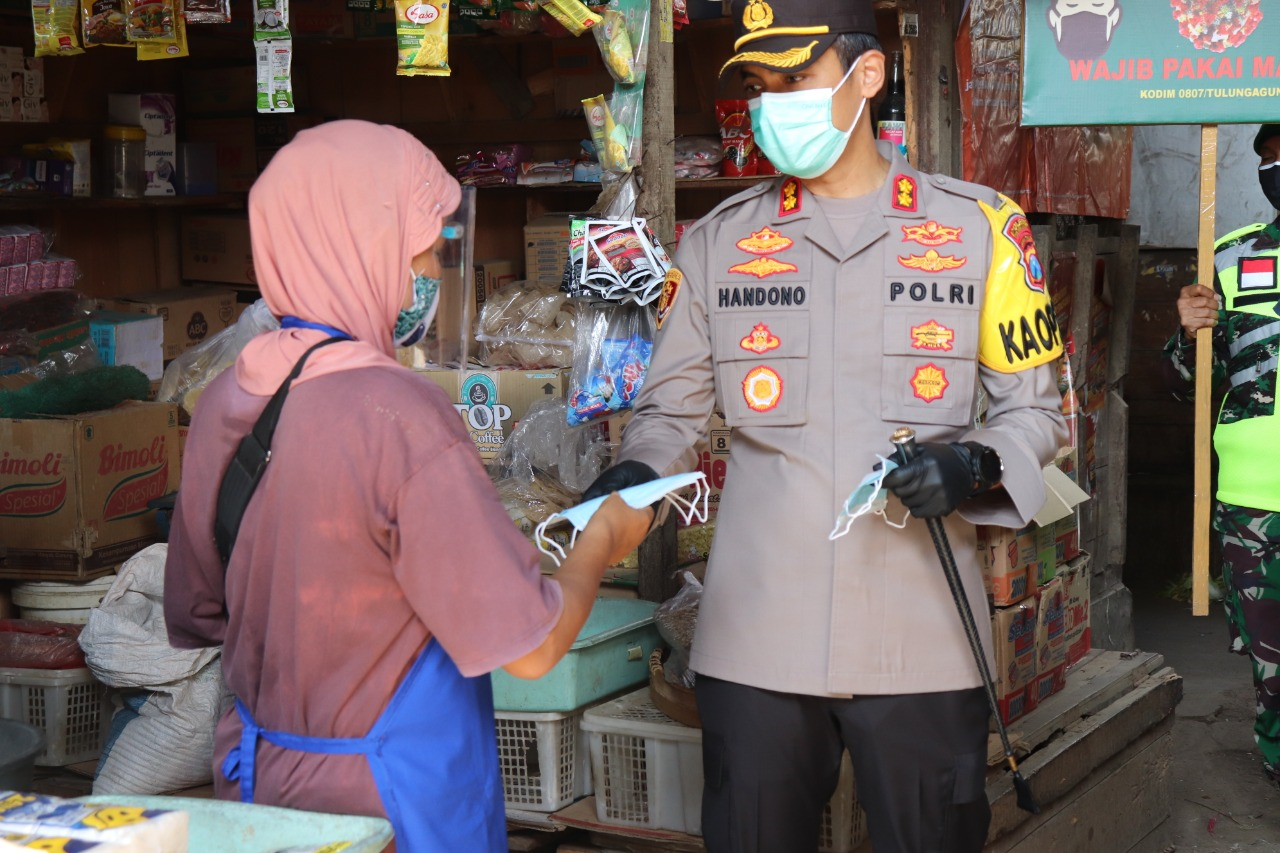 Tekan Penyebaran Covid 19, Kapolres Bersama Forkopimda Tulungagung Bagi Masker Kepada Masyarakat