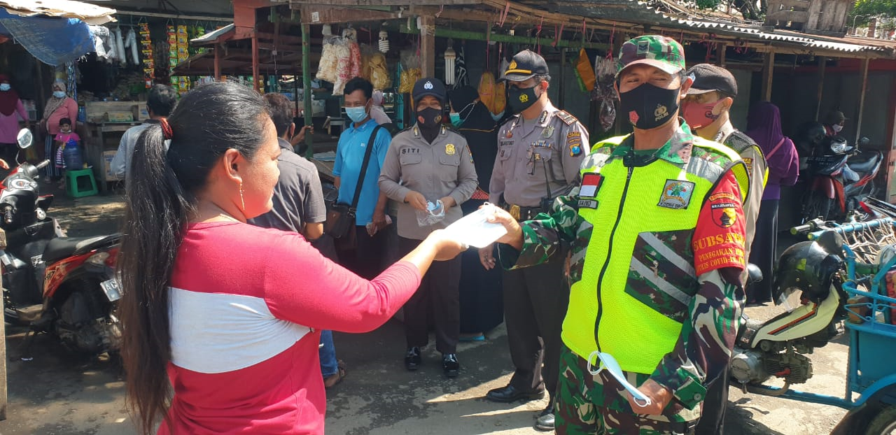 Pendisiplinan Protokol Kesehatan Oleh Forkopimcam Bandung Dengan Bagi Masker