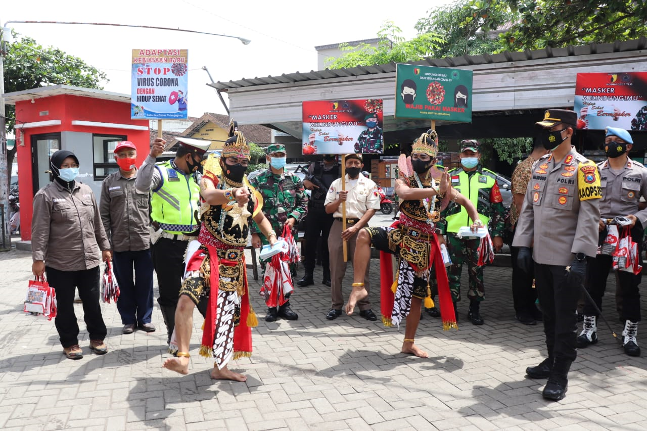 Kapolres Tulungagung Dampingi Bupati Maryoto Bagikan Masker Di Dua Pasar