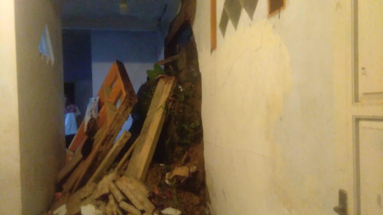 Tebing Longsor Di Pagerwojo Tulungagung Menimpa Rumah Warga
