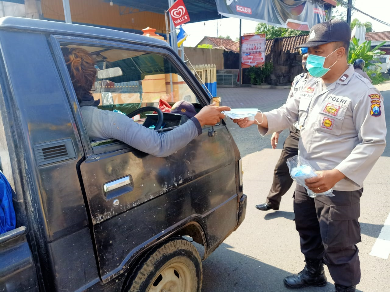 Pendisiplinan Prokes Covid 19 Oleh Polsek Besuki Pada Masyarakat