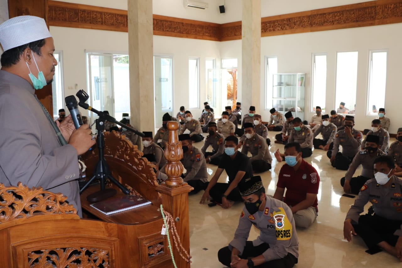 Tingkatkan Disiplin, Beribadah dan Bekerja, Polres Tulungagung Peringati Isra Miraj
