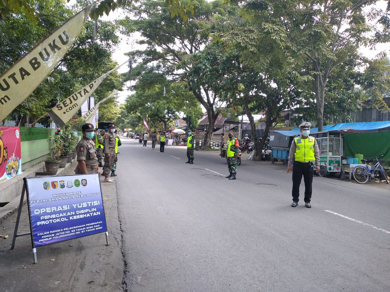 Polres Tulungagung Bersama Gugus Tugas Covid 19 Gelar Ops Yustisi Di depan Kantor Kelurahan Jepun