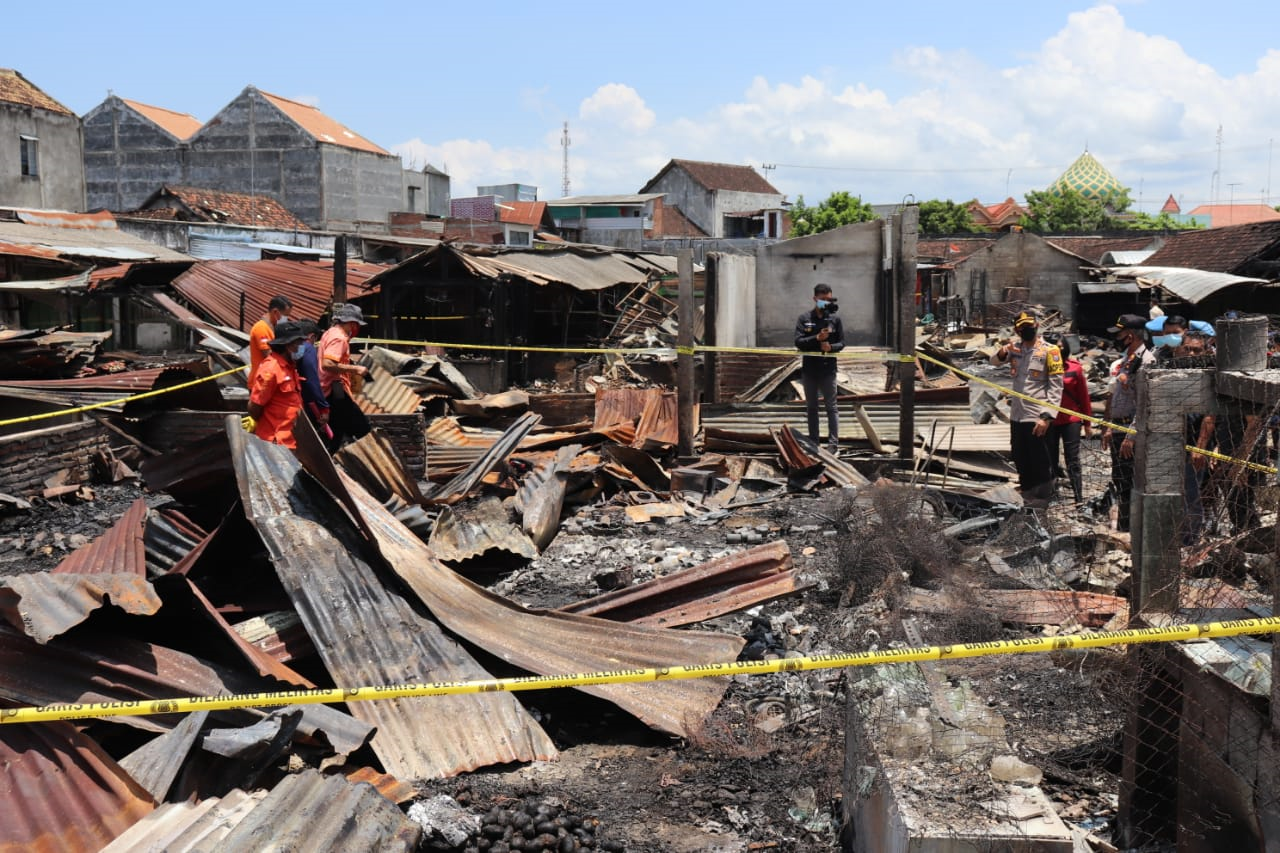 Kapolres Tulungagung Dampingi Puslabfor Polda Jatim Lakukan Penyelidikan Lokasi Kebakaran di Pasar C