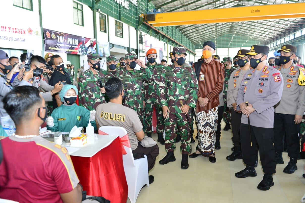Panglima dan Kapolri Tinjau Vaksinasi Ribuan Anggota untuk Persiapan Pengamanan Mudik Lebaran