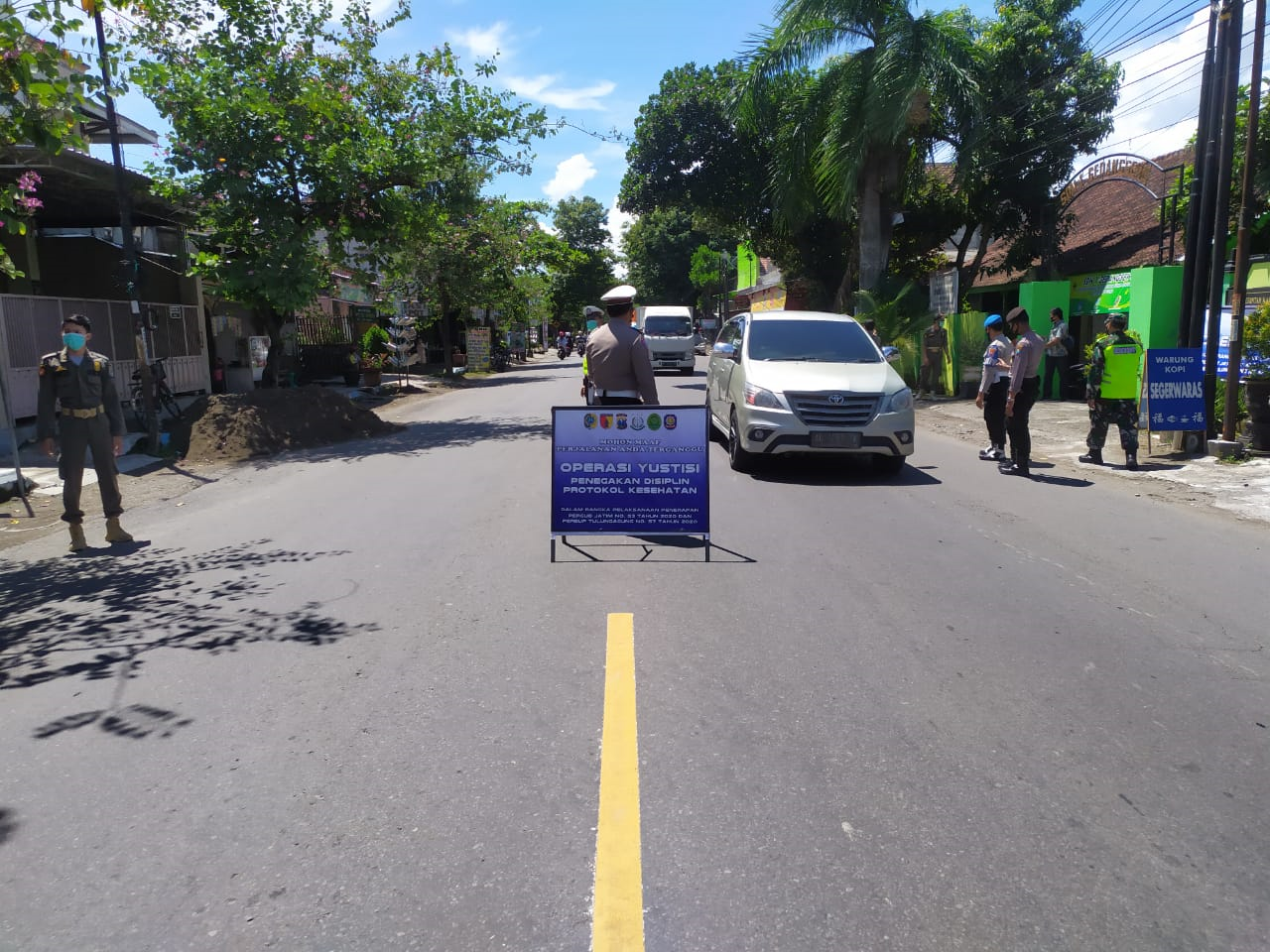 Ops Yustisi Di Depan SDN 1 Gedangsewu, Satgas Covid 19 Tulungagung Menjaring 3 Pelanggar