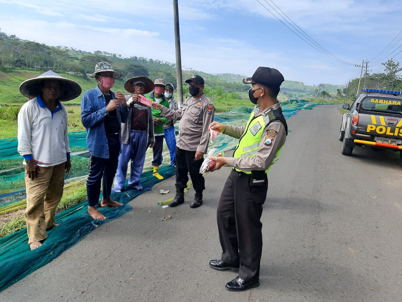 Tekan Angka Penyebaran Covid-19, Personil Polsek Besuki Bagi Masker Gratis ke Nelayan