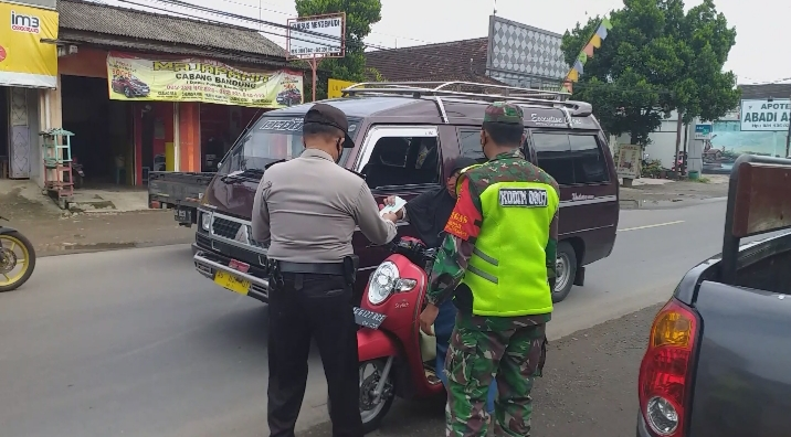 Peduli Kesehatan Tekan Angka Penyebaran Covid-19, Personil Polsek Tanggunggunung Bagi Masker Gratis 