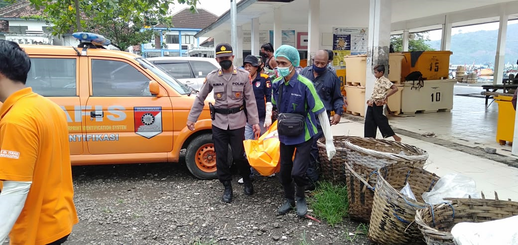 Evakuasi Nelayan Meninggal Diatas Kapal Saat Mencari Ikan di Samudera Hindia
