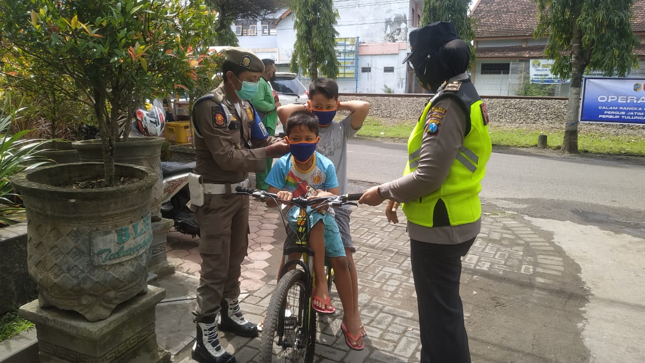 Di Depan Hutan Kota, Satgas Covid 19 Tulungagung Menjaring 7 Pelanggar Dalam Ops Yustisi