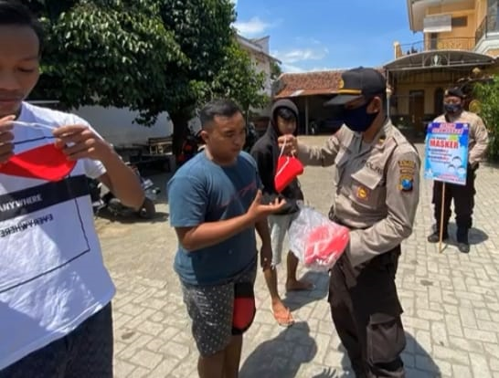 Peduli Kesehatan Tekan Angka Penyebaran Covid-19, Personil Polsek Kalangbret Bagi Masker Gratis ke W