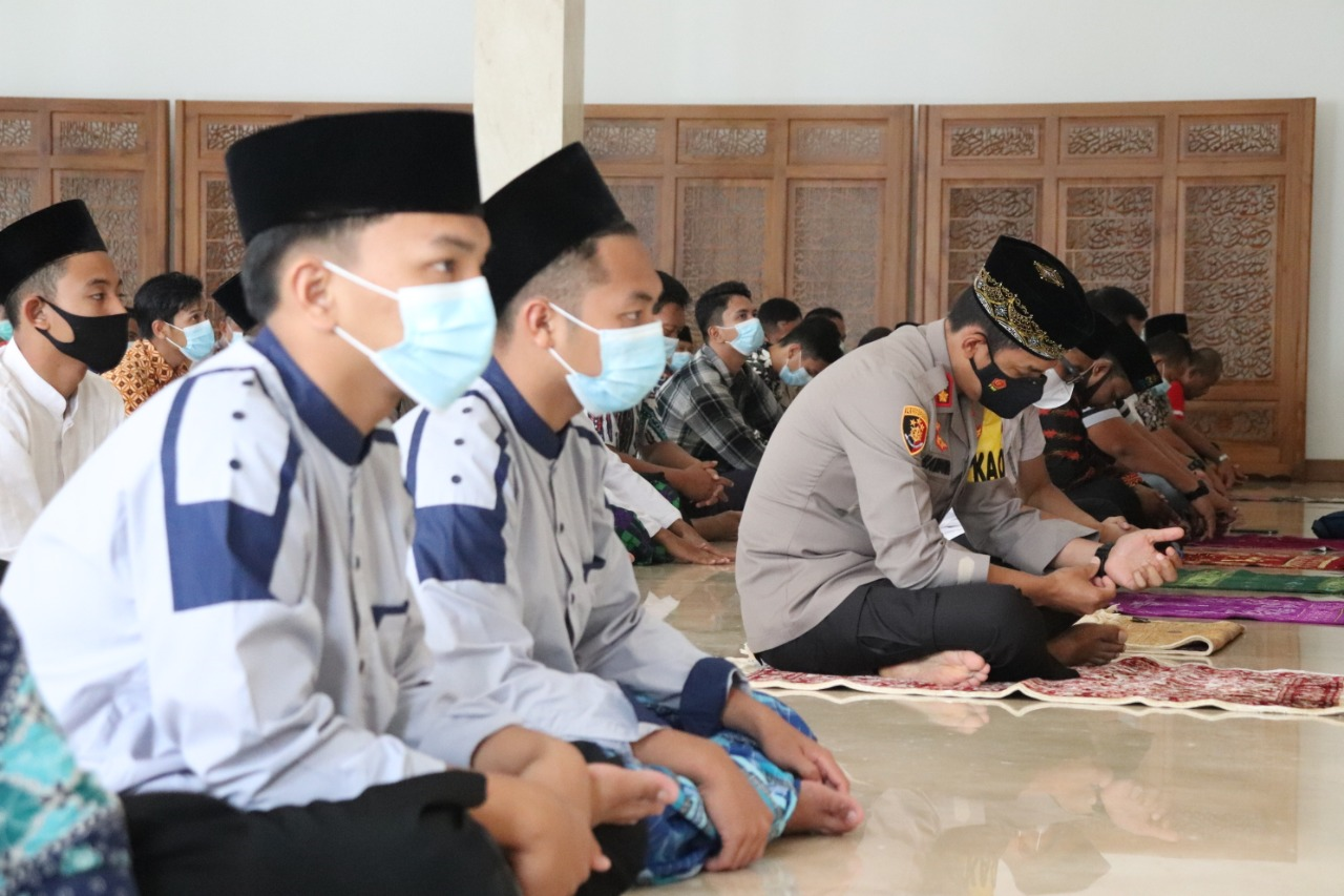 Kapolres Tulungagung Bersama Mahasiswa dan Santri Laksanakan Sholat Jumat di Masjid Al-Hafidz